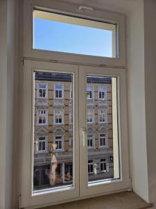 a window with a view of a building at Große, moderne, helle Unterkunft mit Essküche all-in LTE in Gera +9 photos