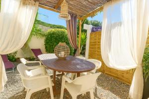 Fotografie z fotogalerie ubytování Rêve D'azur plage de la Nartelle, maison Julia avec Piscine partagée, Parking & Terrasse BBQ, Wifi et Draps Inclus v destinaci Sainte-Maxime