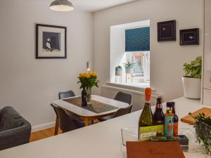 een keuken en eetkamer met een tafel en stoelen bij Turnstone Malthouse in Alnwick