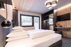 ゼルデンにあるApart Reinstadlerの大きなベッドと大きな窓のある寝室