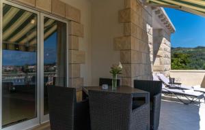 En balkon eller terrasse på Amazing Apartment In Selca With Wifi + 27 billeder