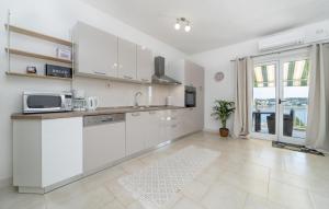 Køkken eller tekøkken på Amazing Apartment In Selca With Wifi