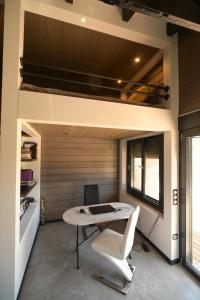 una oficina con una mesa y una silla en una habitación en Schinias beach villa 2, en Schinias