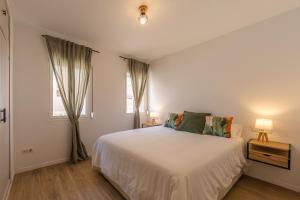 Postel nebo postele na pokoji v ubytování CORNER HOUSE - Family house at Los Lances Beach