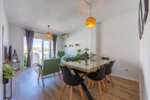 TV a/nebo společenská místnost v ubytování CORNER HOUSE - Family house at Los Lances Beach