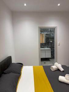 Un dormitorio con una cama con dos toallas encima. en Elysion, en Drama 10 fotos más