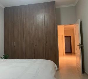 Postel nebo postele na pokoji v ubytování Beguiling 2 Bedroom Apartment