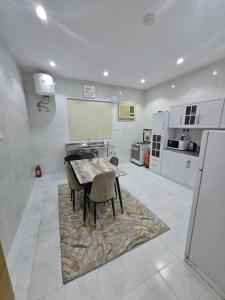 Kuchyň nebo kuchyňský kout v ubytování شقة نوارة العلا المفروشة