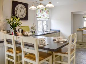 NewchurchにあるDevoniaのキッチン(テーブル、椅子、壁掛け時計付) +22枚の写真