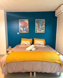 Ένα ή περισσότερα κρεβάτια σε δωμάτιο στο Cocon des îles, proche aéroport