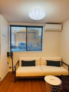 Posezení v ubytování KAKURE Yahiro 3-Chome New 2LDK House,Washer-Dryer & Free Parking,1 Stop to Skytree + 32 fotografií