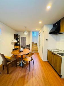 Kuchyň nebo kuchyňský kout v ubytování KAKURE Yahiro 3-Chome New 2LDK House,Washer-Dryer & Free Parking,1 Stop to Skytree