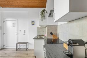 a kitchen with white cabinets and a sink at Goltan Apartment - Küche - WLAN - Parkplatz in Straubing