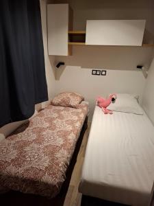 Postel nebo postele na pokoji v ubytování Spacieux Mobilhome Petit coin de paradis Camping MAR ESTANG 4 Étoiles et pied dans la mer
