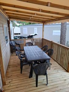 Balkón nebo terasa v ubytování Spacieux Mobilhome Petit coin de paradis Camping MAR ESTANG 4 Étoiles et pied dans la mer + 21 fotografií