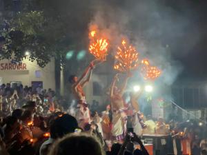 Un grupo de personas sosteniendo fuegos artificiales en medio de una multitud en Hotel Zoola Palace, en Pushkar