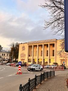a building with a police car parked in front of it at Manus Apartament in Iaşi