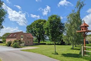 ベバリーにあるForge 2 bedroomsの家の隣にある納屋と鳥小屋