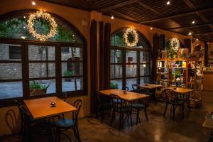 ein Restaurant mit Tischen und Stühlen in einem Raum mit Fenstern in der Unterkunft Casa amb vista a les muntanyes - Cal Valeri in Montsonis