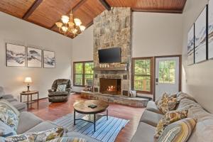 a living room with a couch and a fireplace at Banner Elk Lodge in Beech Mountain