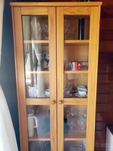 ゴヴェルナドール・セウソ・ラーモスにあるCasa de Madeira Encantadoraの木造の棚