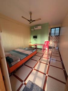 Ένα ή περισσότερα κρεβάτια σε δωμάτιο στο Shree Sadguru Krupa Guest House