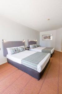 Ένα ή περισσότερα κρεβάτια σε δωμάτιο στο Hope Harbour Hotel