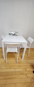 a white dining table and chairs in a room at 수서역삼성병원대치동공항버스 in Seoul +1 photo