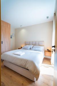 Giường trong phòng chung tại CFC Skyline View Luxury Private Parking - Netflix