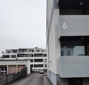 an empty street in front of a building at Apartment Lieblingsplatz in Hameln