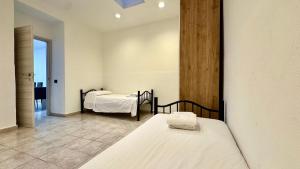 a bedroom with two beds in a room at Fronte Mare Ampio Quadrilocale in Alassio