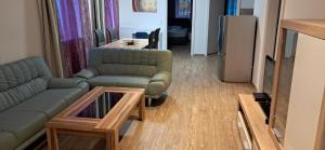 een woonkamer met een bank en een tafel bij Apartment Top2,Steyr bei BMW BESTROOMS eU in Steyr