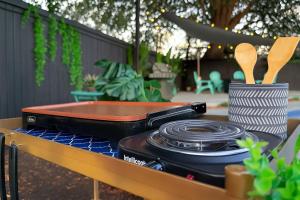 Φωτογραφία από το άλμπουμ του Cozy RV in Winter Park with Pool Hot tub Private Patio Fire pit στο Ορλάντο +17 φωτογραφίες