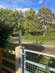 een straatbord op een hek naast een weg bij Rectory House bed and breakfast in Danby Wiske