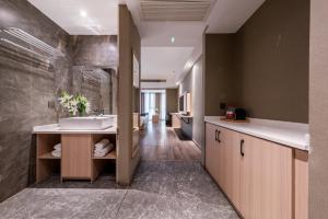 een badkamer met een wastafel en een wastafel bij Shengfeng Mingzuo Hotel in Hangzhou