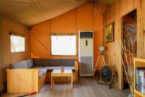 Xóm Chum GăngにあるWoCAL Resort Ke Gaのソファとテーブルのあるリビングルーム