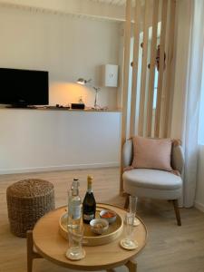 a living room with a table and a chair at Le sept in Ambleteuse