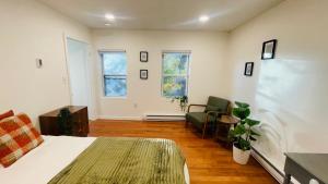 een slaapkamer met een bed, een stoel en een raam bij Steps to Kendall, MIT, Green Line in Cambridge
