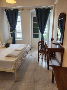 Postel nebo postele na pokoji v ubytování Archontiko Hotel