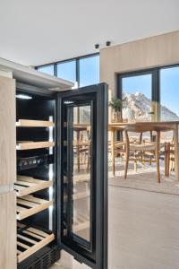 LyngværetにあるLofoten Arctic Lodge - sea view, jacuzzi & saunaのダイニングルームのある家にあるガラスのワインセラー
