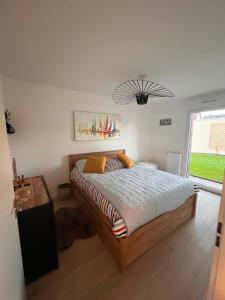 Ένα ή περισσότερα κρεβάτια σε δωμάτιο στο Calme et luxe dans une cité balnéaire