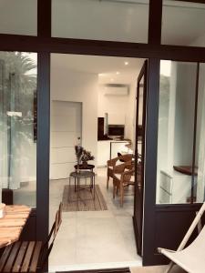 sala de estar con puertas correderas de cristal y comedor en Studio port santa lucia, en Saint-Raphaël