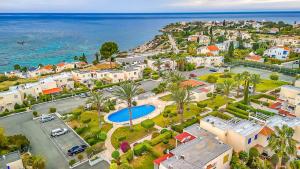 une vue aérienne d'un complexe hôtelier près de l'océan dans l'établissement Coral Bay Star - Direct sea location, à Peyia