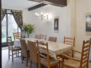 een eetkamer met een tafel en stoelen bij Dray Cottage in East Allington