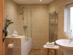HappisburghにあるGoldfinchのシャワーと洗面台付きのバスルーム +7枚の写真