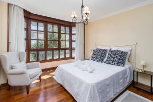 Giường trong phòng chung tại Chalet con Jardín junto a la Playa de Berria