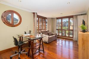 Khu vực ghế ngồi tại Chalet con Jardín junto a la Playa de Berria