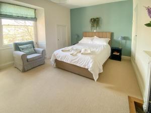 ライム・リージスにあるThe Chatham - 30164の大きなベッドと椅子のある寝室