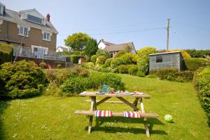 une table de pique-nique dans l'herbe d'une cour dans l'établissement Seascape, à New Quay