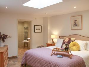 HappisburghにあるGoldfinchのベッドルーム1室(ベッド1台、食料品のトレイ付)